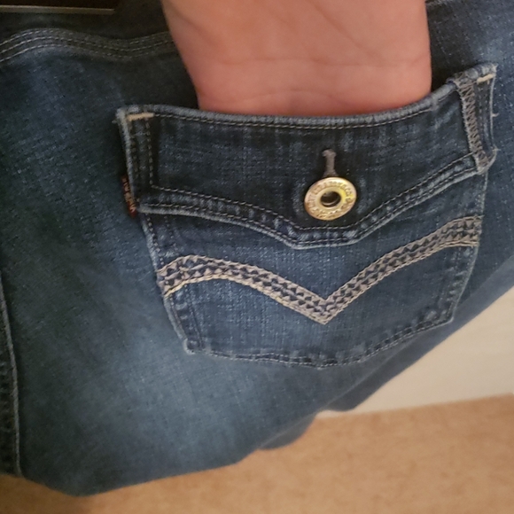 Levi Curvy - Picture 6 of 10